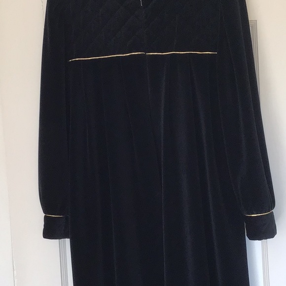 Vintage Black Velvet Robe - Picture 7 of 9